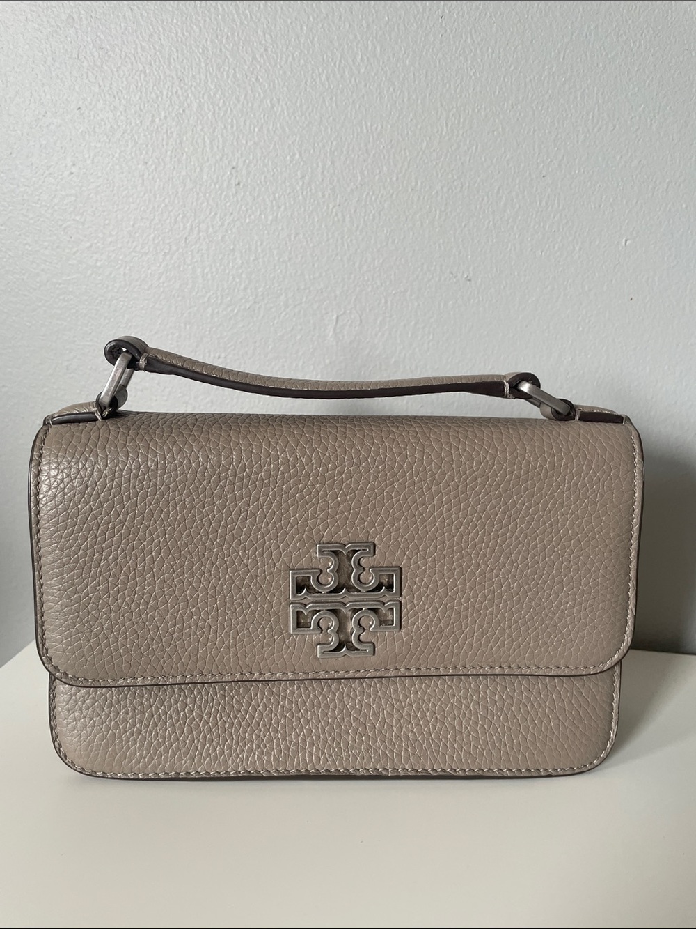 NWT Tory Burch Pebbled Taupe Leather Shoulder Bag with Logo Hardware